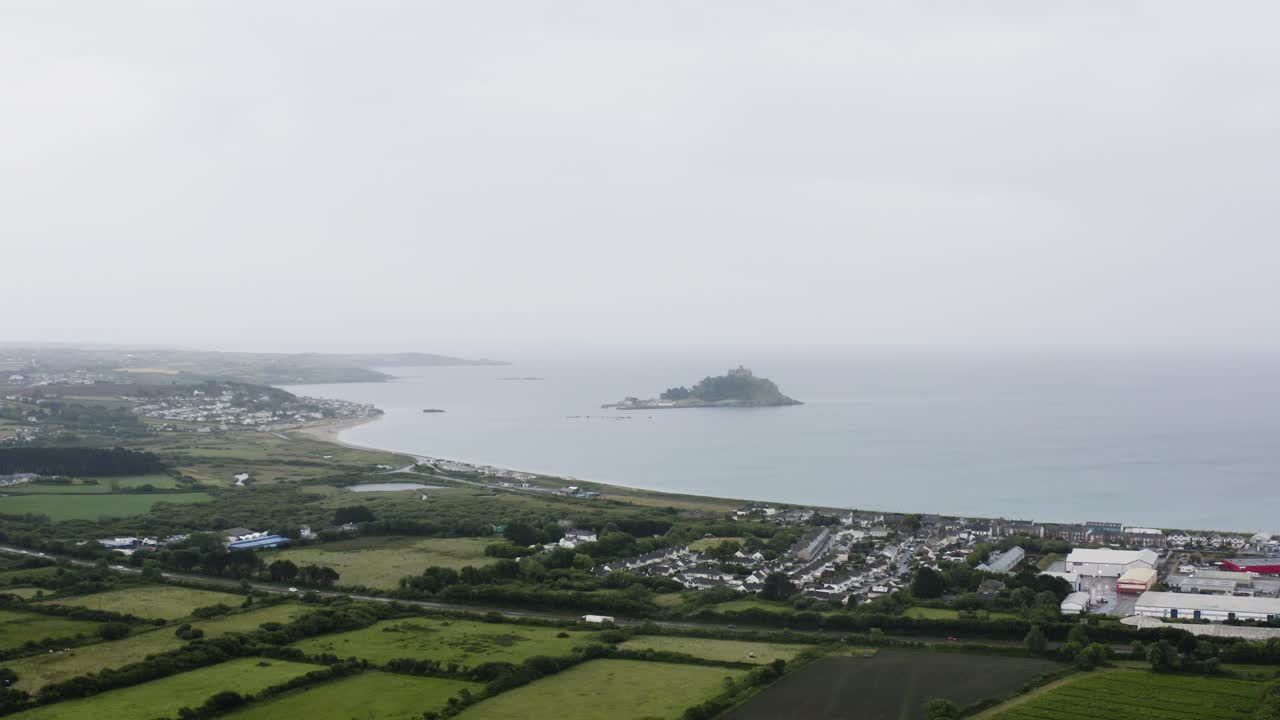 vistas al paisaje marino y la isla del monte de san miguel en un día tormentoso con relámpagos en cornualles, inglaterra, reino unido