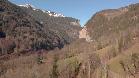Breite-Luftaufnahme-Eines-Malerischen-Tals-Mit-Schneebedeckten-Bergen-Im-Hintergrund