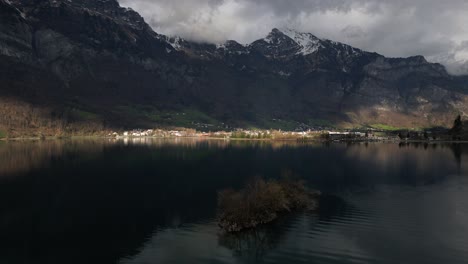 Schwenk-Drohnenaufnahme-Der-Alpen-Im-Walensee,-Schweiz