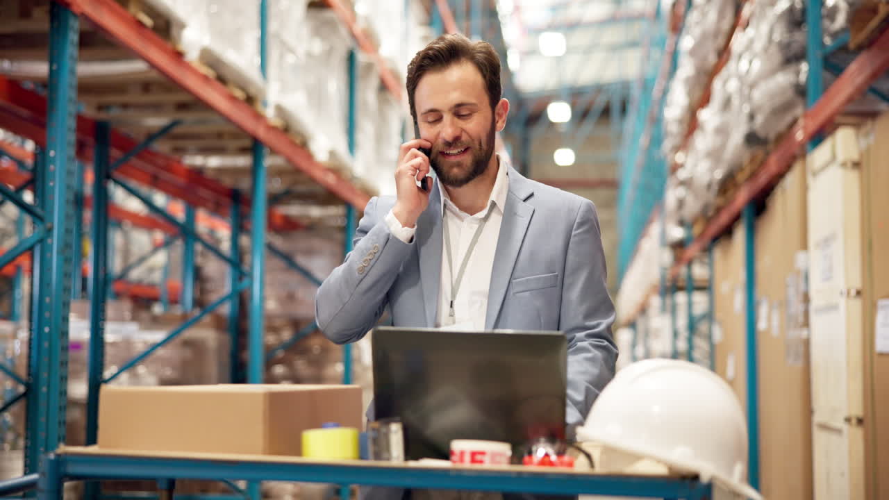 Uomo che parla al telefono in un magazzino