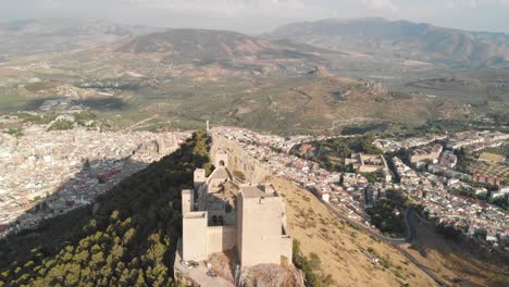 castillo de jaen, españa castillo de jaen volando y tomas terrestres desde este castillo medieval en la tarde de verano, tambien muestra la ciudad de jaen hecha con un drone y una camara de accion a 4k 24fps usando filtros nd