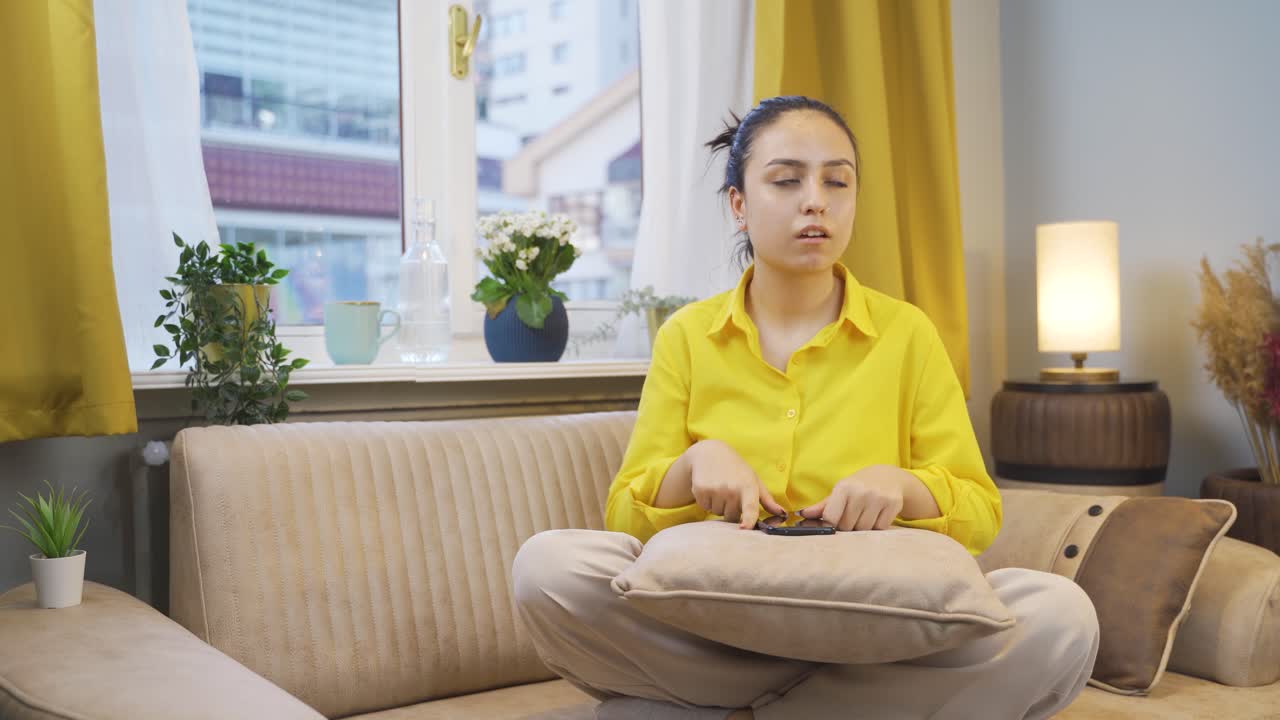 실망한 젊은 여성이 문자 메시지를 보내고 있습니다.