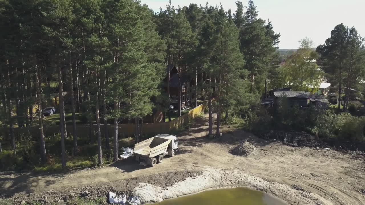 연못이 있는 숲이 있는 지역 근처의 건설