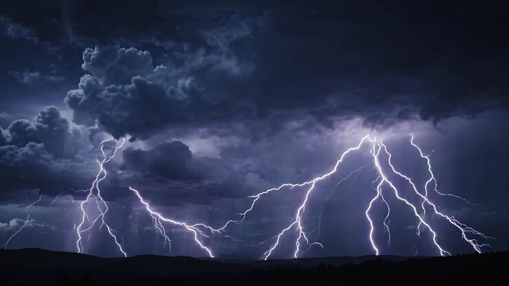 Tempesta affascinante: un incontro drammatico con la potenza della natura mentre i fulmini colpiscono in mezzo a un cielo scuro e minaccioso pieno di nuvole