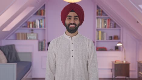 hombre indio sikh feliz sonriendo a la cámara