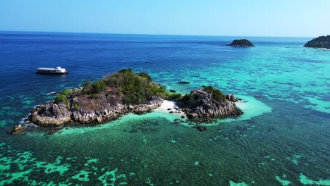 Playa-Acantilado-Rocoso-Isla-Azul-Turquesa-Mar