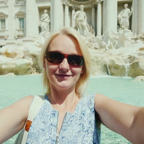 Eine-Junge-Touristin-Macht-Ein-Video-Mit-Sich-Selbst-Vor-Dem-Hintergrund-Des-Berühmten-Trevi-brunnens-In-Rom-Italien