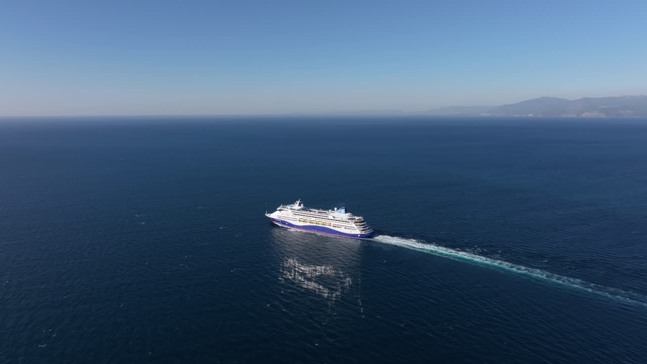 Nave da crociera passeggeri che attraversa l'Egeo turchese vicino a Kusadasi, Turchia