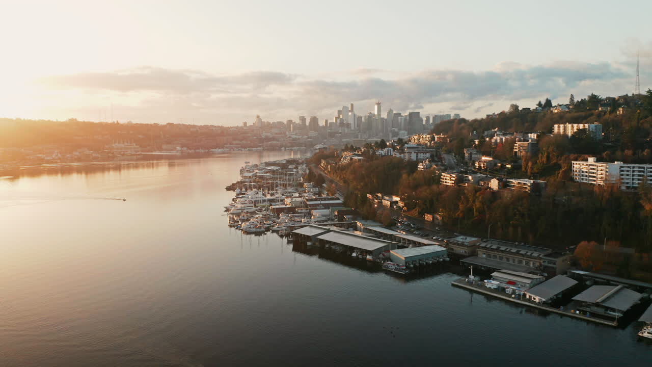 배경에는 시애틀 스카이라인이 있는 레이크 유니언의 드론 항공 파랄락스