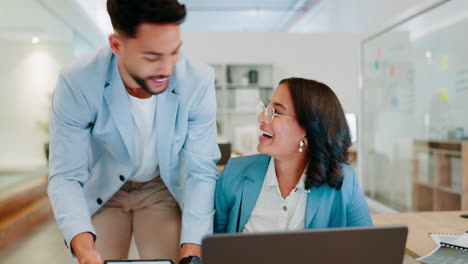 wow, un high five y mujer y hombre en el escritorio