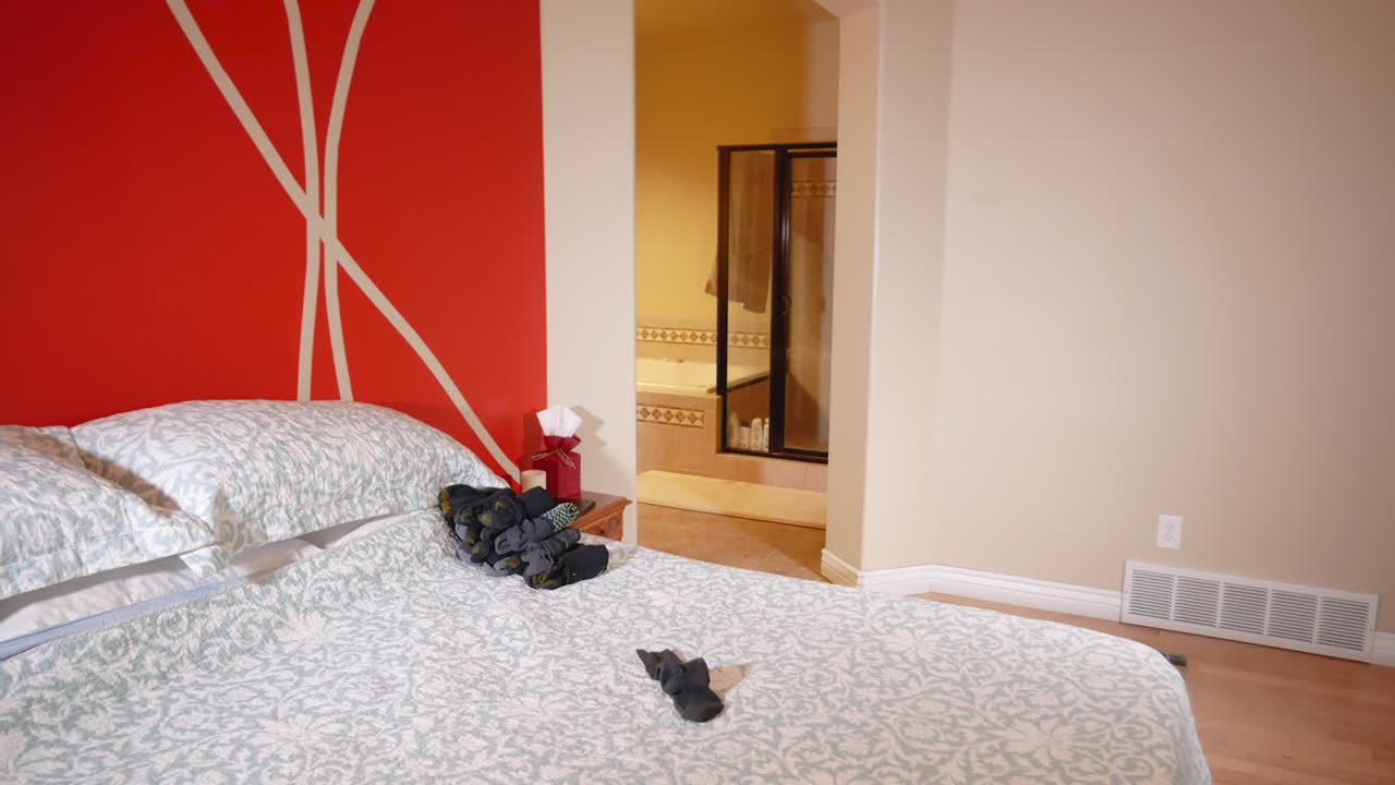 непарный носок уползает от кучи чистых носков - часть 4 великого побега