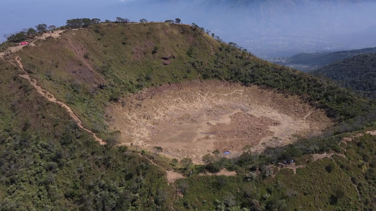 Veduta aerea della cima del Monte Kembang e del cratere vulcanico a Wonosobo, Giava Centrale, Indonesia, che mostra un paesaggio montano spettacolare e una natura incontaminata d'altopiano