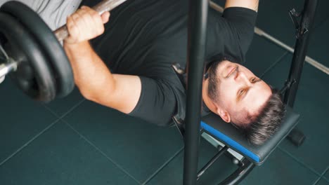 haciendo ejercicio de press de banca en el gimnasio