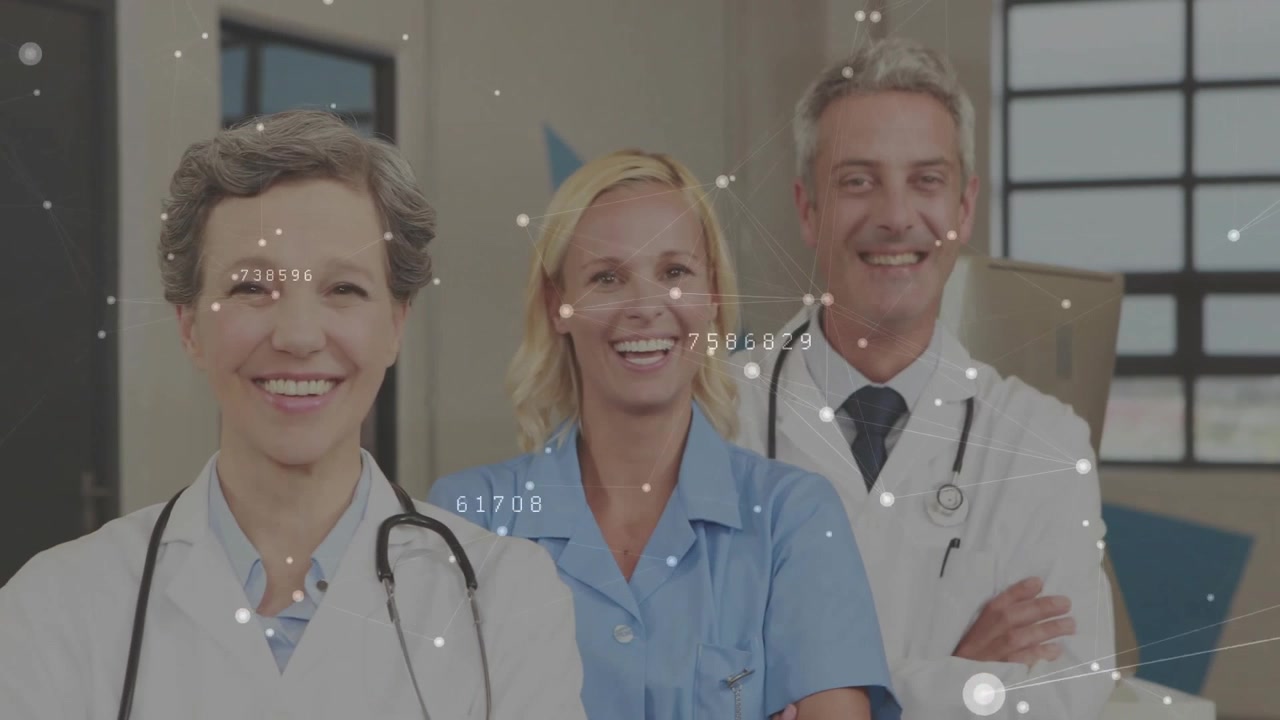 Medisinsk personell på et klinisk kontor starter et glødende dataoverlegg for pasientanalyse.