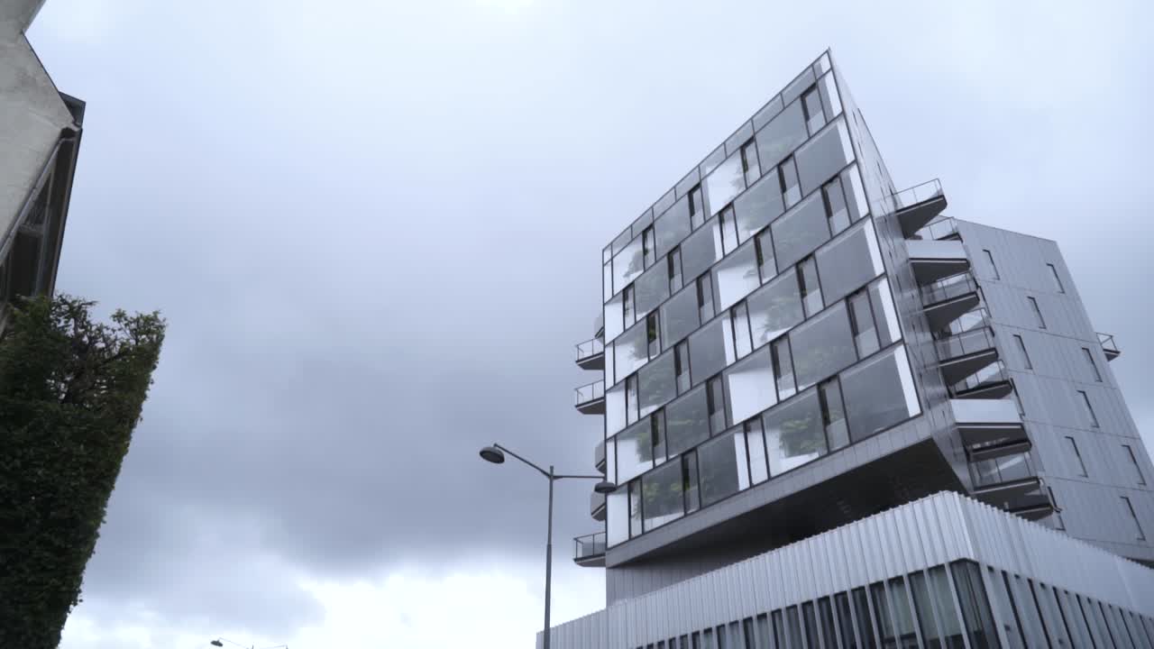 edificio de apartamentos moderno con paredes verdes