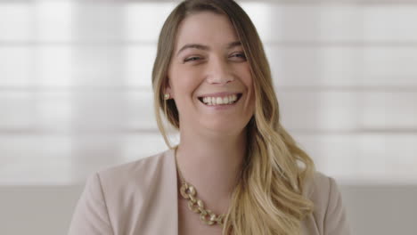 retrato de una joven elegante mujer de negocios rubia riendo alegremente mirando a la cámara mujer independiente exitosa