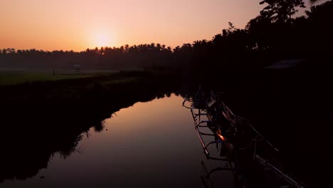 Abraza-La-Belleza-Etérea-De-Un-Amanecer-Temprano-En-La-Mañana-A-Lo-Largo-De-Un-Sereno-Río-Bali