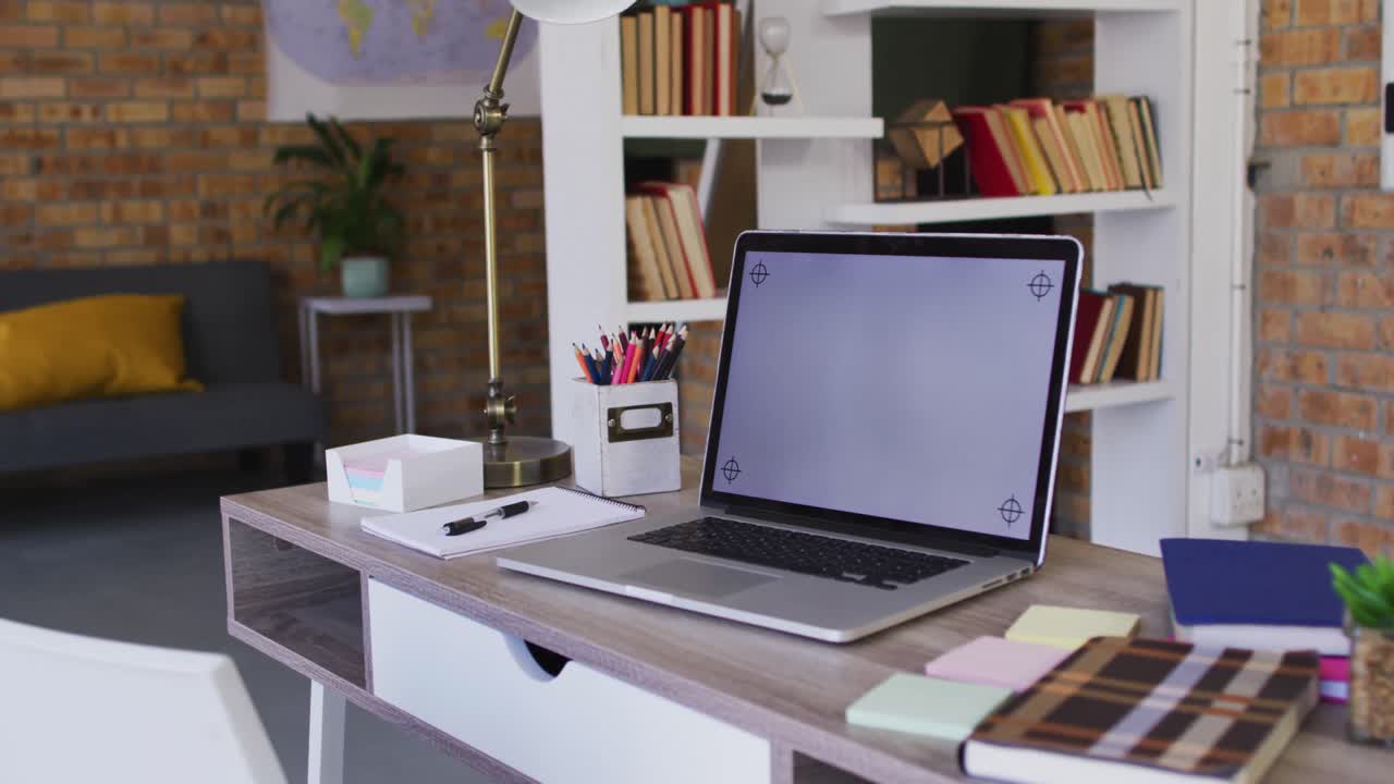 vista de la computadora portátil y otros suministros escolares en la mesa en el aula de la escuela