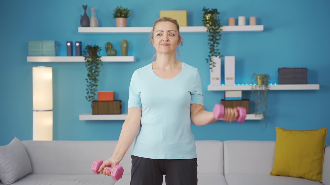 mujer trabajando los músculos del brazo con pesas.