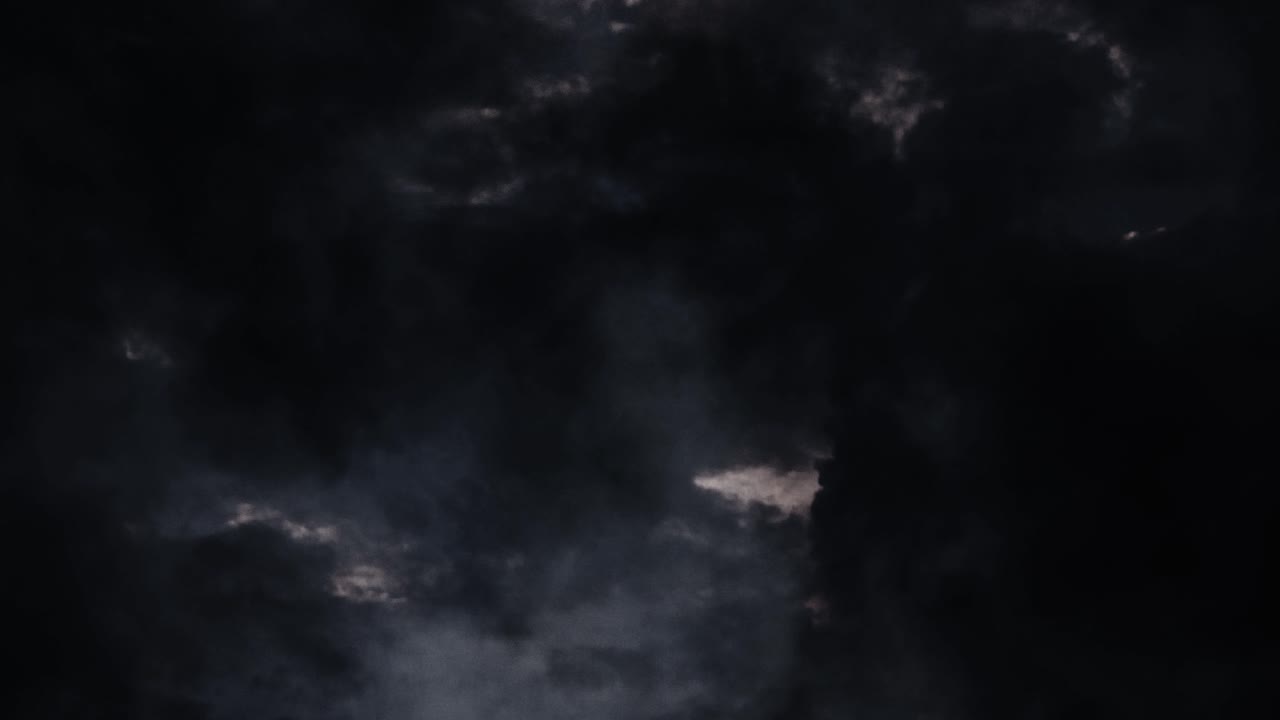 tormentas eléctricas que ocurren en cielos oscuros