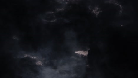 tormentas eléctricas que ocurren en cielos oscuros