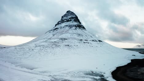 toma de drones para la montaña y la costa en islandia