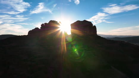 Puesta-De-Sol-Sobre-Las-Rocas-Rojas-De-Sedona-En-Arizona,-EE.UU.---Toma-Aérea-De-Un-Drone