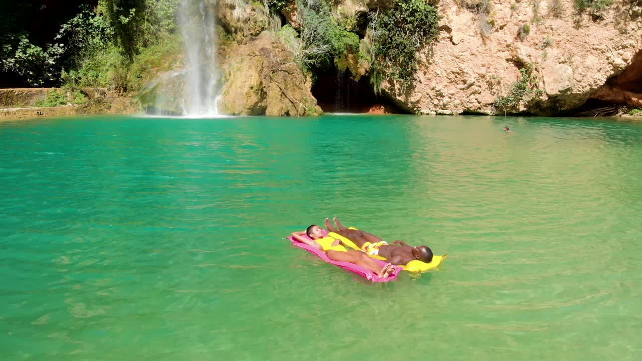 다양한 커플이 플로트에 냉각하고 있습니다.