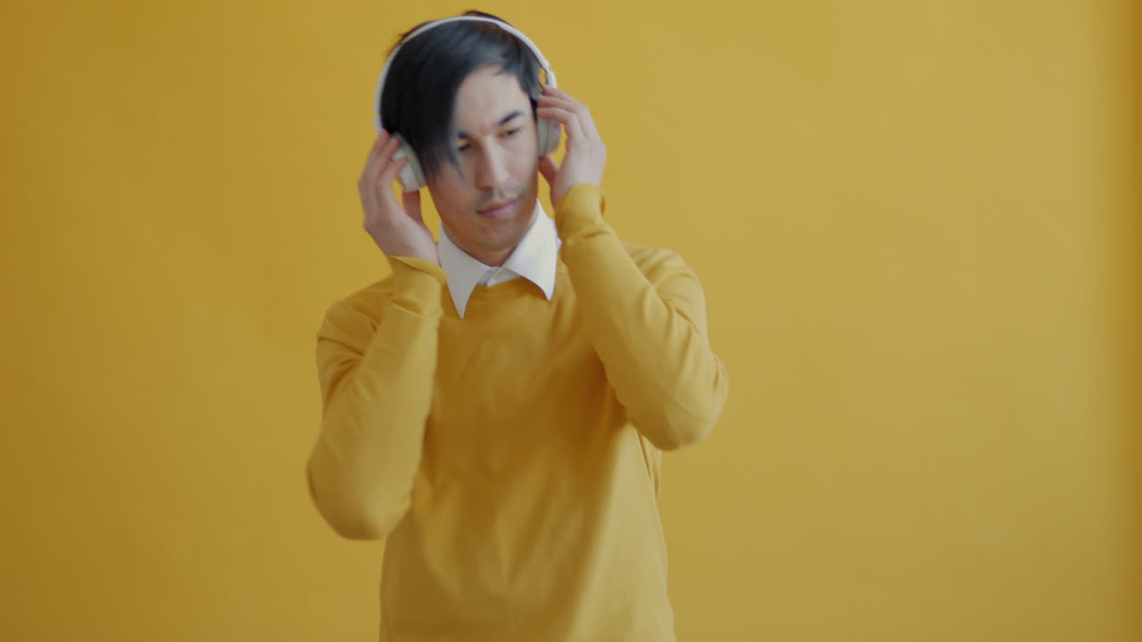 헤드폰을 들고 춤추는 남자