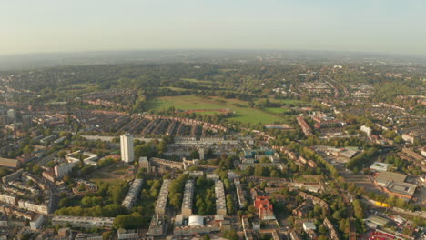 Toma-Aérea-Hacia-El-Parque-Hampstead-Heath.