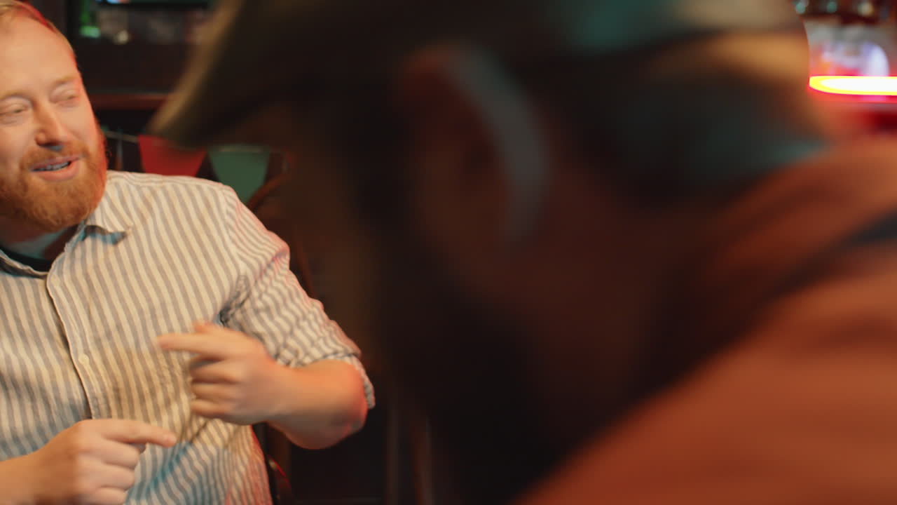 술집에서 즐거움을 즐기고