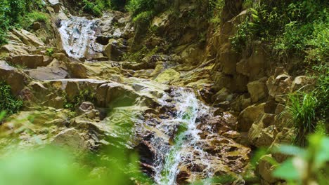 盧旺達火山國家公園 (rwanda volcanoes national park) 的岩石瀑布