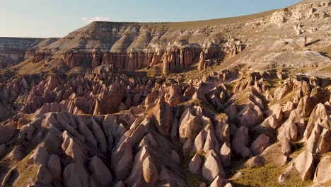 carretilla aérea de montaña escarpada durante la puesta de sol en capadocia, turquía