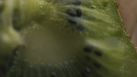 primer plano de una rebanada de kiwi