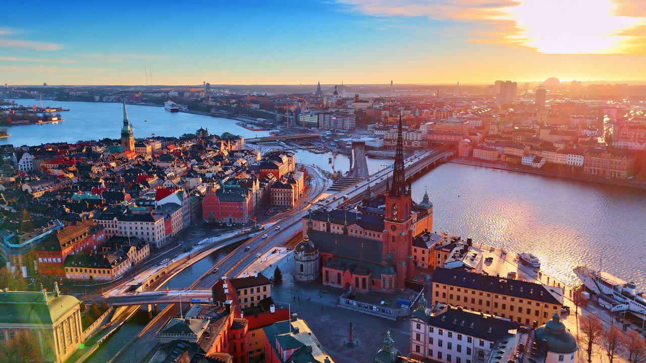 Vista panoramica sul vivace centro di Stoccolma, Svezia. Auto che si muovono nel centro città al tramonto. Prospettiva aerea.