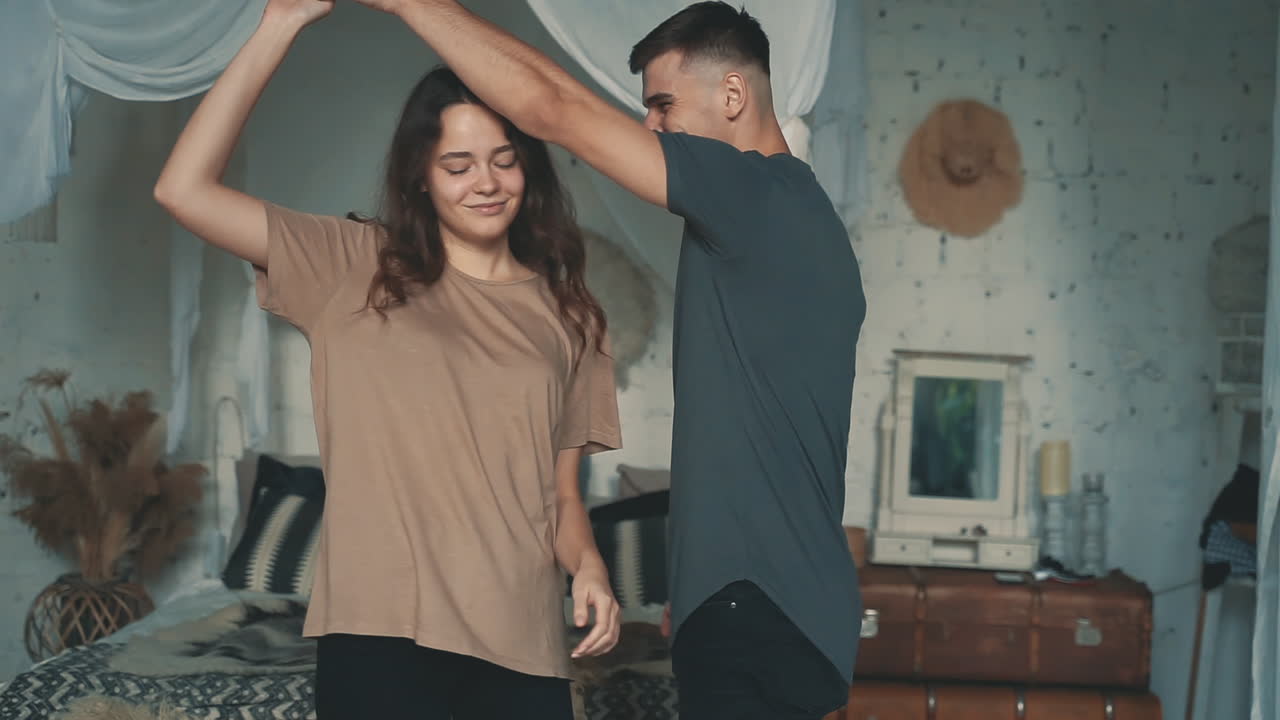 행복 한 젊은 여자와 사랑에 빠진 남자