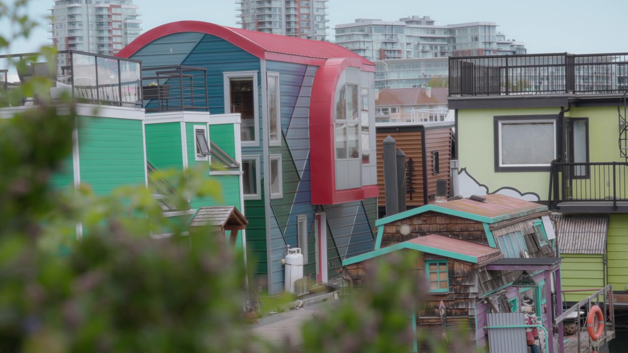 Casas flutuantes e porto da cidade em Victoria, Canadá.