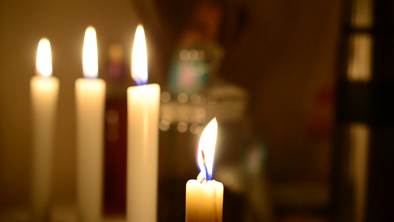 Processo di combustione di una candela. Candele su un tavolo