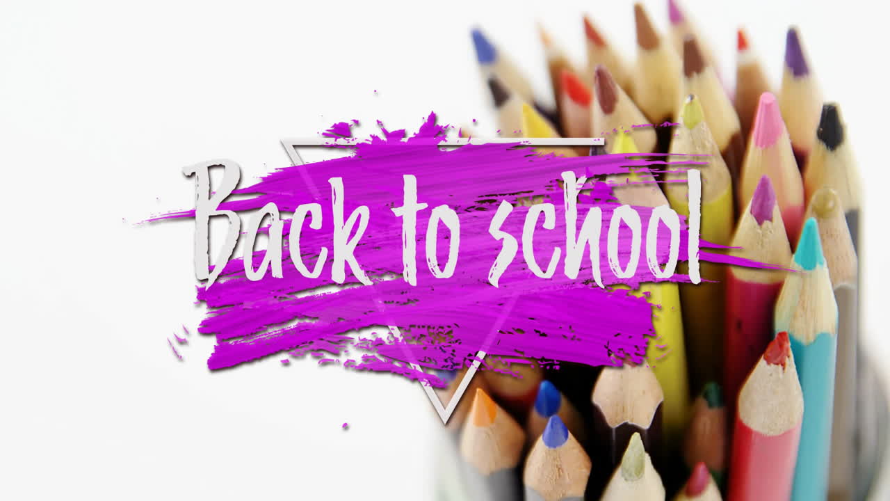 animación del texto de regreso a la escuela con lápices sobre fondo blanco