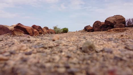 paisaje desértico del acro de tajao en la isla de tenerife, el avión no tripulado asciende