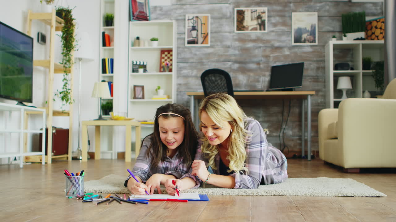 hermosa madre joven enseñando a su hija pequeña