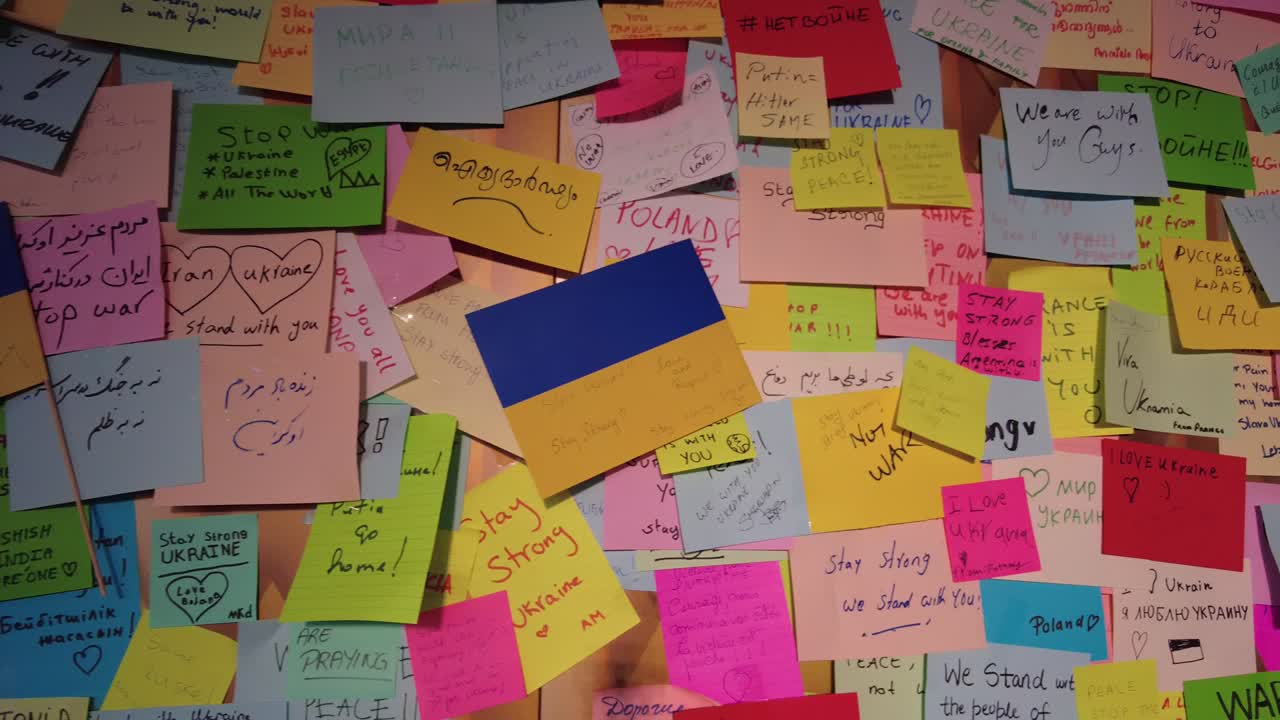 Solidarity post it notes on the wall for Ukrainian.