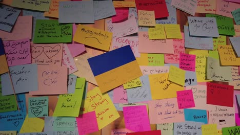 solidaridad pone notas en la pared para el ucraniano.