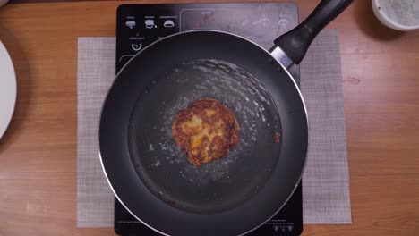 freír panqueques de verduras en un pequeño horno eléctrico, lapso de tiempo