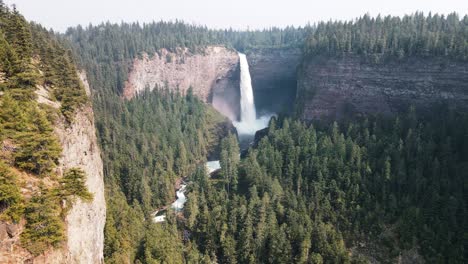 Atemberaubende-Helmcken-Fälle,-Die-über-Einen-Klippenrand-Im-Wells-Grey-Provincial-Park-In-British-Columbia,-Kanada,-Strömen