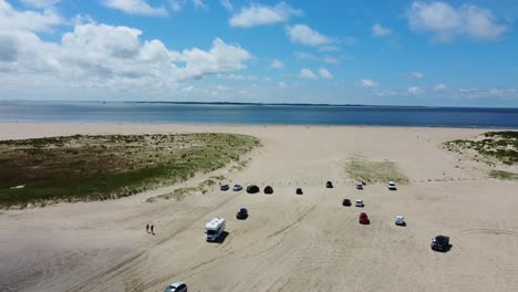 Toma-Aérea-De-La-Playa-De-Sonderstrand-En-La-Isla-De-Romo-En-Dinamarca