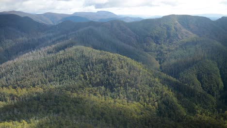 Toma-Panorámica-De-Las-Montañas-En-El-Alto-País-Victoriano-De-Australia.