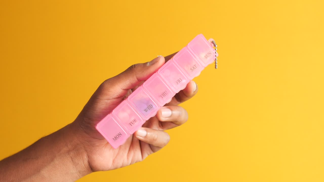 las manos del hombre tomando la medicina de una caja de pastillas