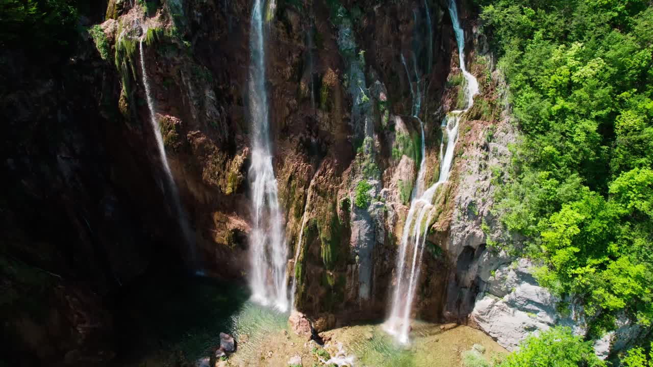 drone revela una cascada escénica en el parque nacional de litvice, croacia, destino de vacaciones de viaje en europa