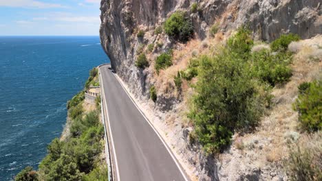 Vista-Aérea-De-La-Carretera-De-La-Costa-De-Amalfi-Desde-Drone,-Italia